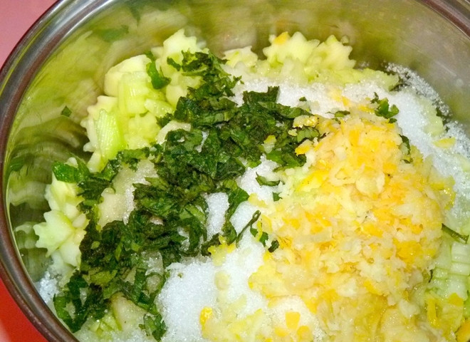 1. Этап. Варенье из огурцов с лимоном: Полученную массу оставить на 3 часа для того, чтобы все ингредиенты пропитались соком.