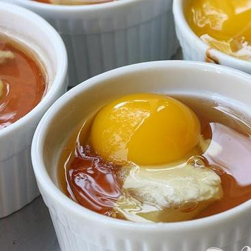 1. Этап. Запеченные яйца в томатном соусе: 6. Разбить яйцо в каждую форму, посыпать солью и выпекать в разогретой до 220 градусов духовке 15-20 минут, пока белки не станут твердыми, а желтки еще останутся мягкими.