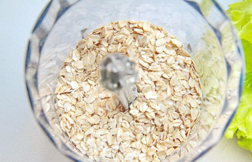 1. Этап. Вегетарианский бургер (мастер-класс): В чашу блендера насыпьте овсяные хлопья.