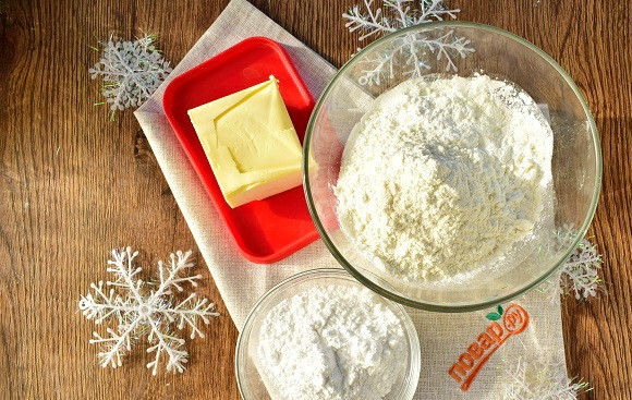 1. Этап. Печенье Снежинка: Подготовьте необходимые продукты. Просейте в миску муку и крахмал.