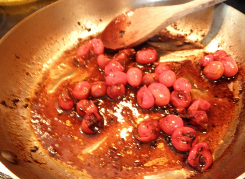 1. Этап. Жареная свинина на сковороде: 5. Помидоры аккуратно перемешивать, чтобы сохранить их целостность. Добавить бальзамический уксус и при желании специи. Обжаривать на сковороде 5-7 минут.