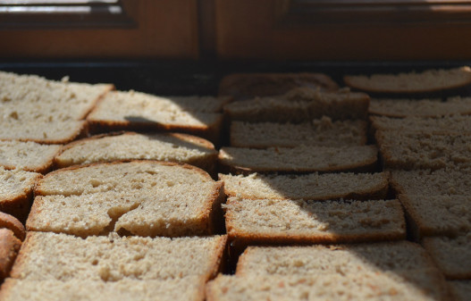 1. Этап. Сухарики домашние: Сухарики я нарезала довольно длинными палочками. Мне такая форма нравится больше (особенно у ржаных). Не суть, как вы нарежете хлеб. В духовке запечется все. Раскладываю палочки хлеба рядами на смазанном маслом противне.