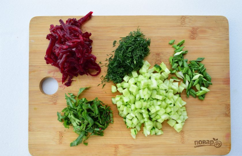 1. Этап. Ботвинья по старорусскому рецепту: Свеклу натрите на терке, укроп измельчите, лук нарежьте перьями, огурцы – кубиками.