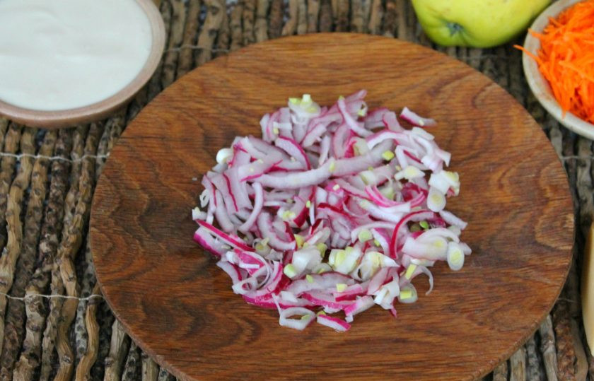 1. Этап. Французский салат на Новый год: Маринованный лук выкладываем на плоскую тарелку.