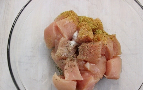 1. Этап. Куриное филе в сухарях: Нарежьте курицу на средние кусочки. Приправьте солью, перцем и приправой для куриных блюд.