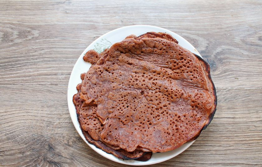 1. Этап. Шоколадные блины с вишней: Сковороду смажьте растительным маслом и разогрейте на среднем огне. Испеките на ней из теста блинчики и дайте им немного остыть.