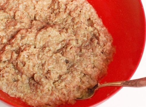 1. Этап. Котлеты в сухарях в духовке: 3. Все тщательно перемешать, чтобы не образовалось комочков, а фарш был однородный. Если фарш слишком густой, можно добавить немного молока или яйцо.