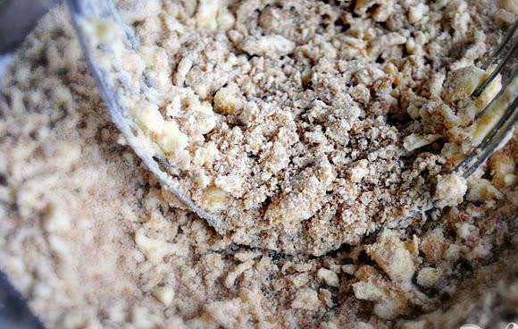 1. Этап. Банановый хлеб с корицей и орехами: 6. Смешать масло, муку, корицу и темно-коричневый сахар в небольшой миске. Добавить небольшую щепотку соли и молотые грецкие орехи и перемешать.