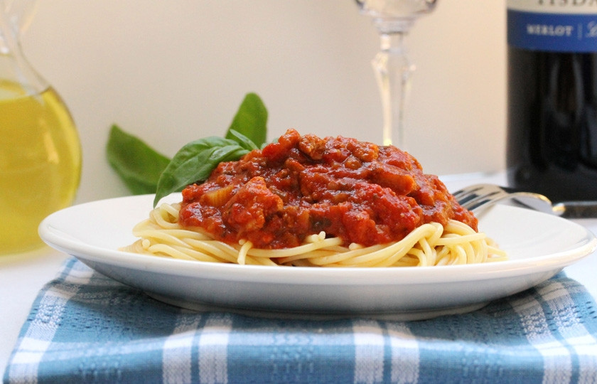 1. Этап. Томатно-мясной соус: В самом конце вытаскиваем лавровый лист из томатно-мясного соуса и вкладываем его на отваренные спагетти или пасту. Желаю приятного аппетита!