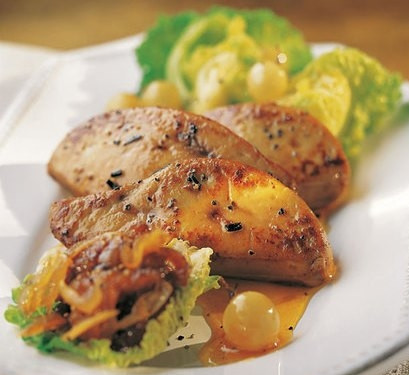 1. Этап. Печень по-милански: На тарелку положить листья салата, на них красиво печень. Залить соусом и выложить помидоры черри.