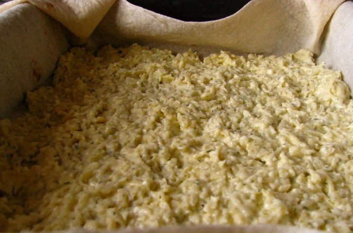 1. Этап. Ачма из лаваша в духовке: Выкладываем на лаваш часть приготовленной начинки, распределяем ее равномерно, посыпаем солью и перцем.