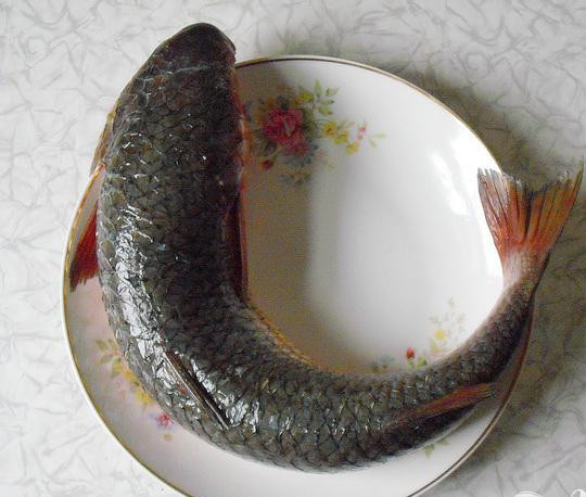 1. Этап. Жареная кефаль: 1. Для начала возьмем свежую кефаль (приготовленная обжаренная кефаль такая же вкусная в горячем виде, как и в холодном, а если ее приготовить в кукурузной муке, то это будет настоящее праздничное блюдо).