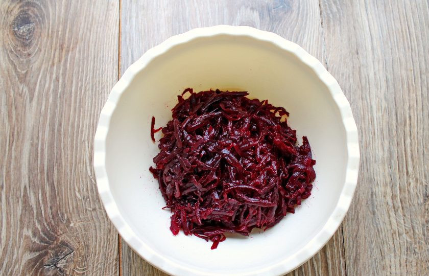 1. Этап. Салат с жареным сыром и свеклой: Остывшую свеклу почистите и натрите на крупной терке.