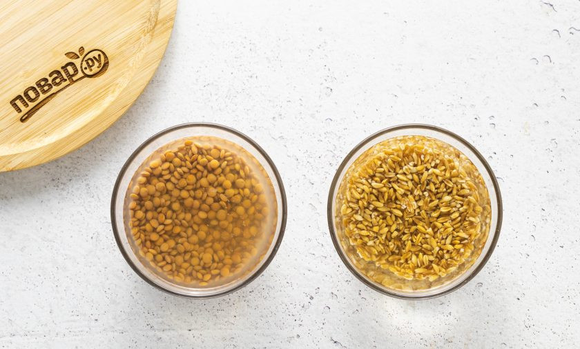 1. Этап. Полба с чечевицей: Замочите полбу и чечевицу на пару часов. Затем тщательно промойте в чистой воде.