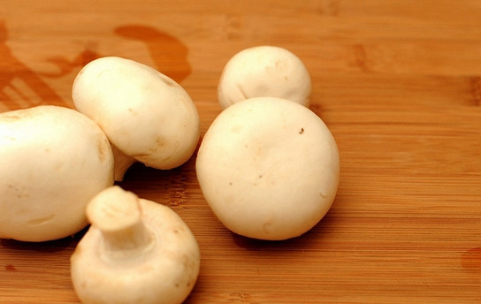 1. Этап. Салат с жареными грибами и кукурузой: 2. Очистите и измельчите лук. Отправьте его на сковороду с небольшим количеством растительного масла и обжарьте до прозрачности. Грибы вымойте, обсушите и нарежьте тонкими пластинками.