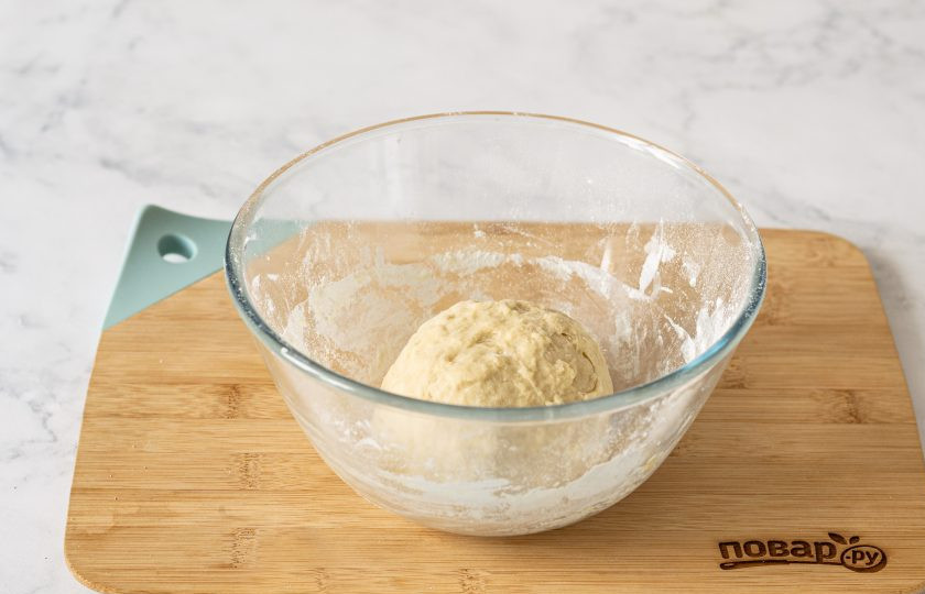 1. Этап. Постные синнабоны: Вымесите тесто, скатайте в шар и уберите тесто в теплое место на 1 час.