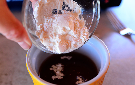 1. Этап. Английские фрикадельки: Разведите крахмал водой.