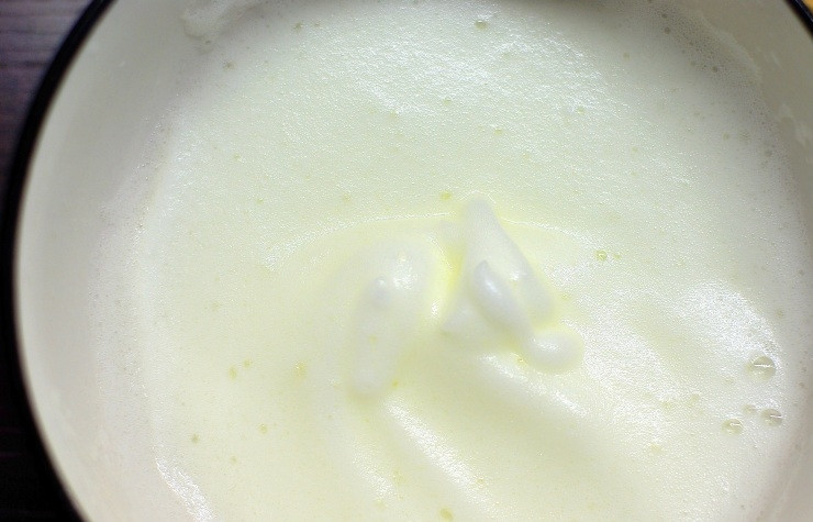 1. Этап. Куриные палочки в панировке: Взбиваем до воздушности белки.