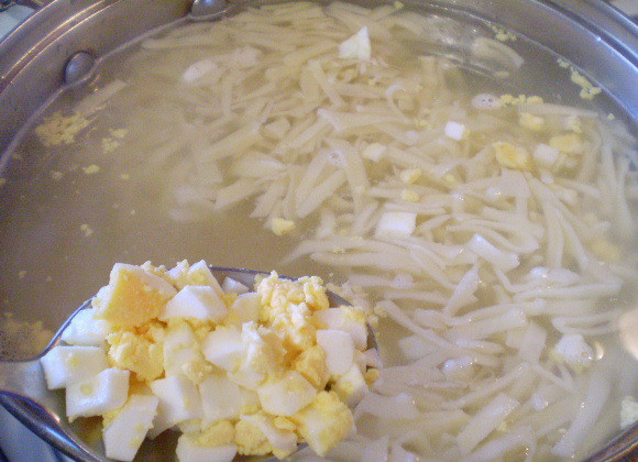 1. Этап. Суп с зеленью и яйцом: 8. И добавляем яйца в суп.