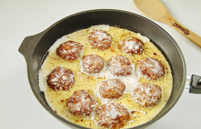 1. Этап. Лапша с тефтелями: Залейте тефтели сметанным соусом и тушите на небольшом огне под крышкой около 20 минут.