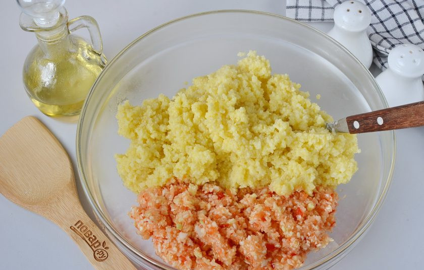 1. Этап. Постные котлеты из пшена: Если овощи пустили много сока, его нужно отжать. Смешайте в миске овощи с теплым пшеном.