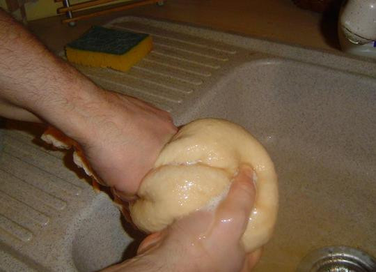 1. Этап. Картачи: Натертый картофель, необходимо отжать с помощью марли.