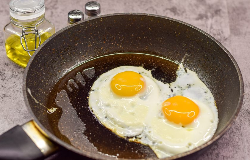 1. Этап. Пита с яйцом: Сковороду разогрейте и влейте немного масла, вбейте несколько яиц. Жарьте яйца на небольшом огне 3-4 минуты, посолите и поперчите по вкусу.