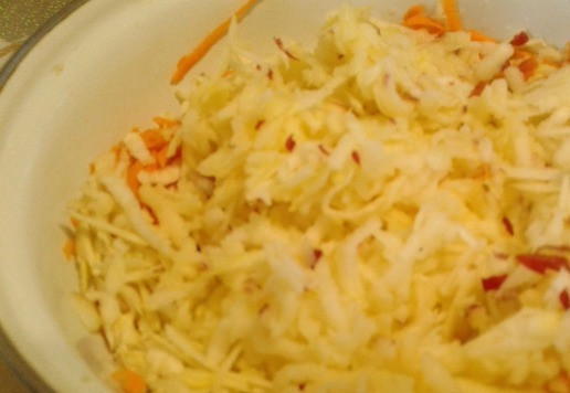 1. Этап. Салат из корневого сельдерея: Так перетираю все яблоки.