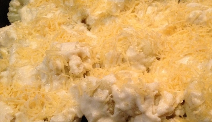 1. Этап. Цветная капуста запеченная в духовке со сливками: Затем посыпаем оставшимся сыром и отправляем в разогретую до 200 градусов духовку. Время приготовления пол часа.