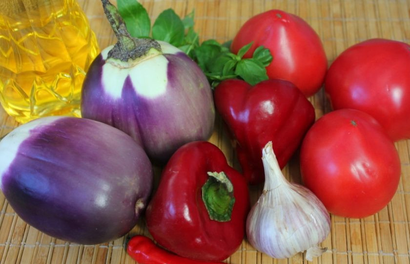 1. Этап. Жареные баклажаны в томатном соусе на зиму: Подготовим ингредиенты.
