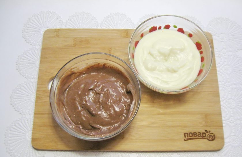 1. Этап. Шоколадно-ванильный крем: Разделите крем на две части. В одну добавьте ванильный экстракт, а в другую какао. Перемешайте.