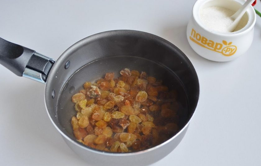 1. Этап. Пасха с белым шоколадом: Изюм залейте кипятком на пару минут, чтобы дезинфицировать и распарить. После откиньте на ситечко, чтобы вся жидкость стекла.