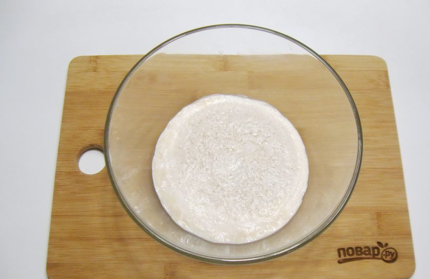 1. Этап. Пирог с белой рыбой: В миску налейте теплую воду и теплое молоко. Добавьте сахар и дрожжи. Дайте постоять 10-15 минут. За это время дрожжи активируются и вспенятся.