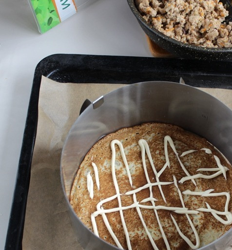 1. Этап. Блинный торт: Далее следует собрать торт, удобно делать это в форме. Укладываем блинчик, на него нанесите тонкую майонезную сетку.