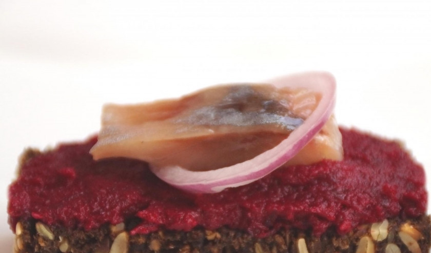 1. Этап. Бутерброд с сельдью Просто и вкусно: 8. Выкладываю кусочек селедки с луковым колечком.