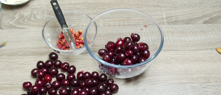 1. Этап. Вишневая начинка: 1. Для начинки нам понадобится вишня без косточки. Тщательно моем ягоды и вынимаем косточки, после чего даем вишням немного постоять, чтобы ушла лишняя жидкость.