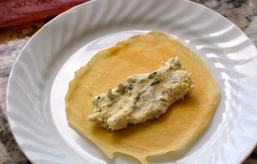 1. Этап. Маникотти из блинов с сырной начинкой: 3. Разверните готовый блин и выложите на него около 2-3 столовых ложек начинки.