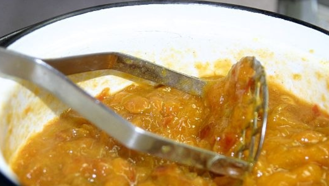 1. Этап. Соус ткемали из абрикосов: Абрикосы тщательно промываем, удаляем косточки. Перекладываем мякоть в большую кастрюлю, заливаем водой (почти до самого верха). Варим на среднем огне 30-35 минут, затем перекладываем их в дуршлаг. Подставляем под дуршлаг катрюлю, при помощи толкушки перетираем абрикосы.