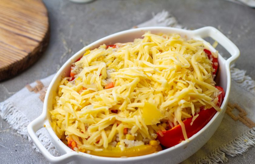 1. Этап. Перец фаршированный рисом и сыром: По истечении времени достаньте перец, снимите фольгу и посыпьте натертым сыром. Отправьте в духовку еще на 10 минут без фольги.