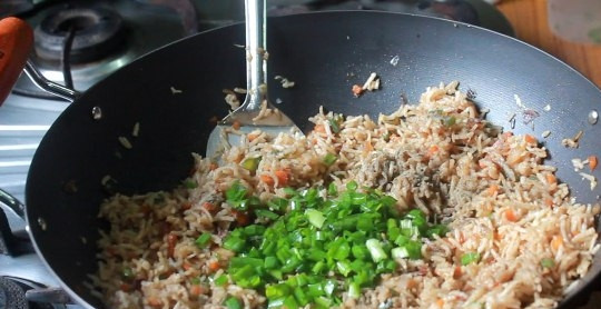 1. Этап. Жареный рис с овощами: 9. Тщательно перемешайте, через минутку добавьте измельченный зеленый лук. Жареный рис с овощами можно подавать к столу.