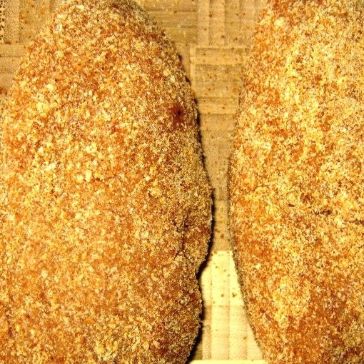 1. Этап. Свиные зразы: Формируем наши зразы, панируем их в сухарях.