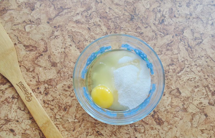 1. Этап. Крем Пломбир на сливках: В миску разбейте яйцо, добавьте сахар с ванильным сахаром.