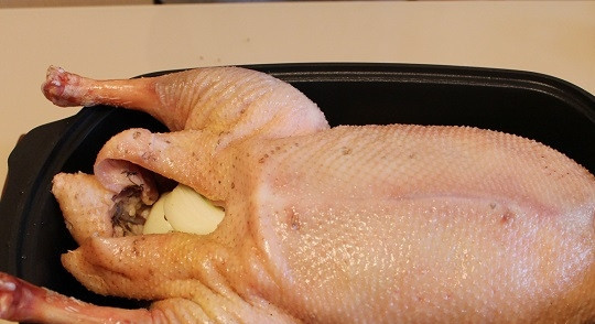 1. Этап. Гусь в гусятнице: 5. Посолите и поперчите по вкусу. Смажьте со всех сторон растительным маслом и выложите в гусятницу, дно которой тоже смажьте немного маслом.