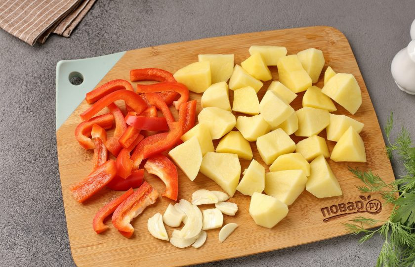 1. Этап. Запечённые овощи в мультиварке: Болгарский перец нарежьте соломкой, чеснок пластинами или кубиками, а картофель дольками или средними кубиками.
