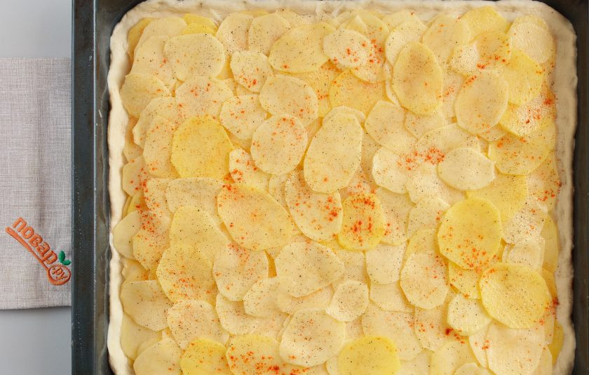 1. Этап. Пирог с картошкой: Выложите картофельные слайсы внахлест в 2-3 слоя.