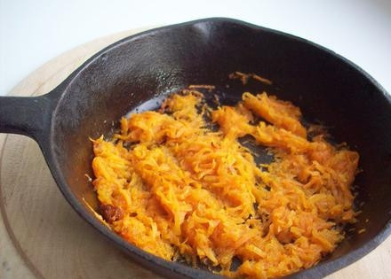 1. Этап. Итальянский суп с грибами: Морковь натереть на крупной терке и обжарить на масле 10 минут.