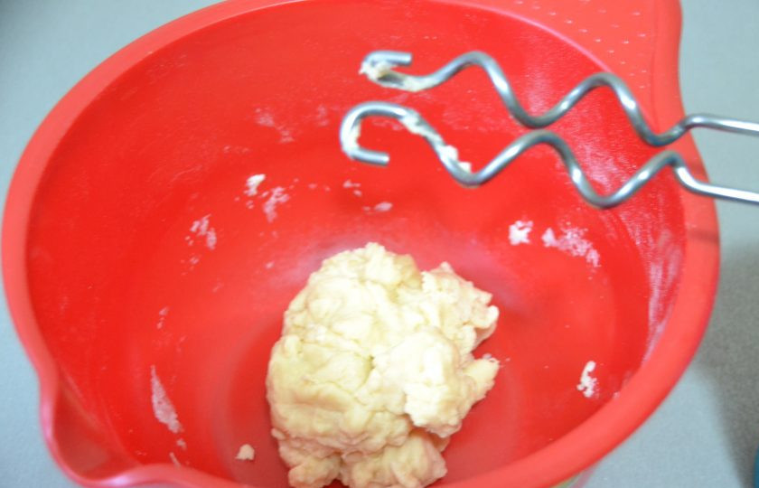 1. Этап. Яблочный пирог Вуаль невесты: Замешивайте тесто миксером не менее 4 минут.