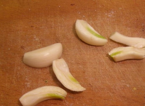 1. Этап. Окорок без кости: 2. Приготовьте чеснок. Очистите его от кожуры. Порежьте длинными полосочками.