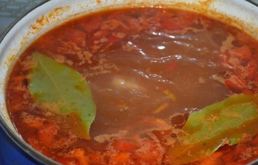 1. Этап. Картофельный суп со свининой: 8. Для аромата можно добавить также лавровый лист. Варите суп на среднем огне до готовности мяса и картофеля. Перед подачей можно дополнить его свежей зеленью. Приятного аппетита!