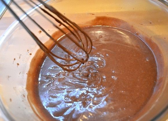 1. Этап. Быстрый шоколадный пудинг: 7. В последний раз перемешайте все венчиком, проследите, чтобы не было комочков.